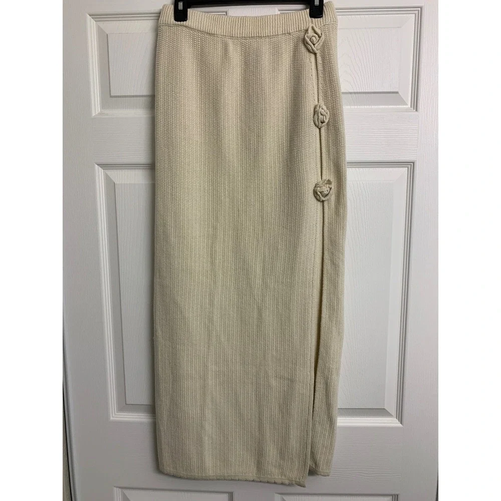 Forever 21 Cream Knit Boho  Maxi Skirt with Rosette Detail Side Slit Size Large‎